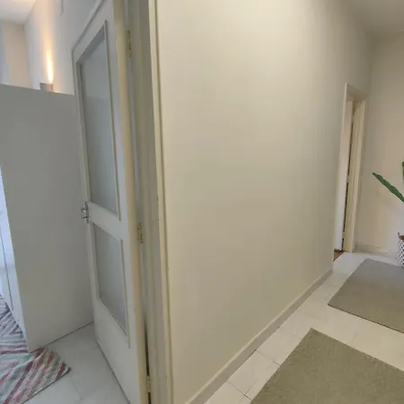 Lovely In Centre * לייריה